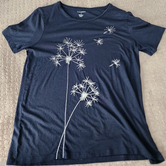 Banana Republic Tops - Banana Republic embroidered tshirt. Navy with cream stitching detail. SZ M